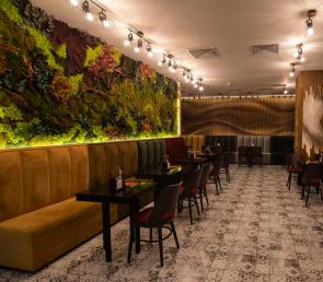 Green wall MOSS wild at a restaurant (ref. Dubai, Dubai Internet City)
