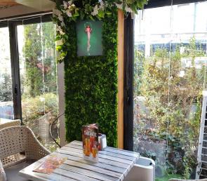 Рекламно пано от тревисто зелен мъх "хамелеон" в Happy Bar &Grill
