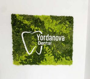 Зелено пано с лого в дентално студио Йорданова